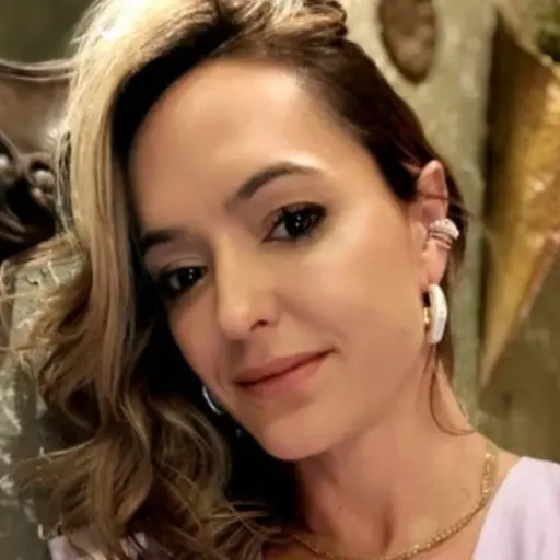 Ella — Editor & Pinterest Lead